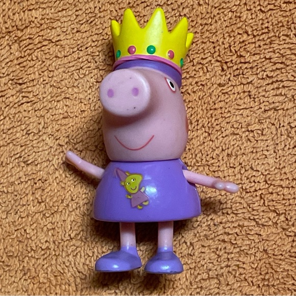 2003 Peppa Pig Royal Court - Peppa Pig With Crown  Purple Outfit Figure 2.5” - Picture 1 of 5